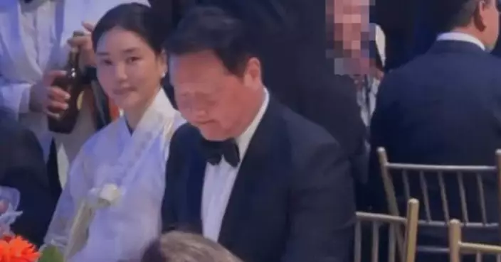 南韓SK會長崔泰源偕女友出席紐約晚宴 天價離婚案判決後首度公開亮相