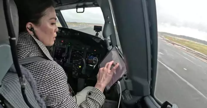 全球首位駕駛戰鬥機在位王后！泰王后蘇堤達完成單飛 再駕機訪日出席冰球賽