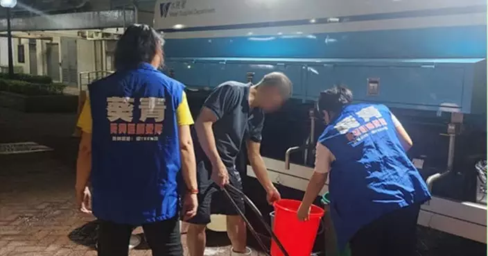 葵興邨食水管兩度爆裂 逾1,500戶受影響 民政處區議員關愛隊連日支援