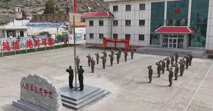 中國軍人全國多處舉行升旗儀式慶祝國慶77周年