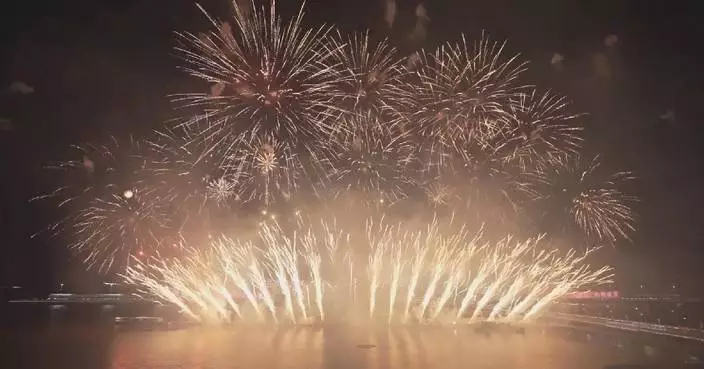 國慶煙花匯演照亮上海武漢夜空 吸引大批市民旅客觀賞