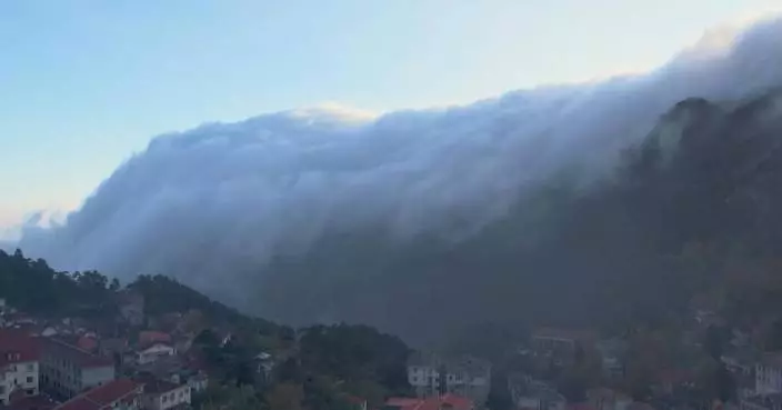江西廬山現壯觀雲瀑 雲海穿梭秋葉美景