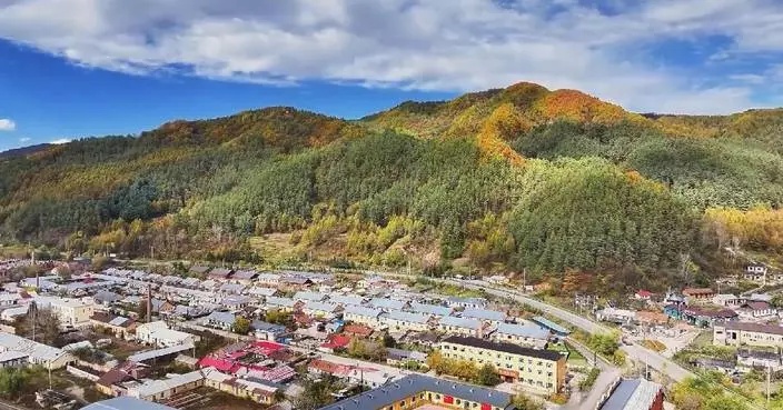 東北鐵路小鎮秋色迷人 吸引大批遊客到訪