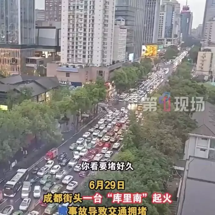 成都街頭價值3000萬人民幣的勞斯萊斯行駛期間突冒煙自燃引市民圍觀拍片。影片截圖