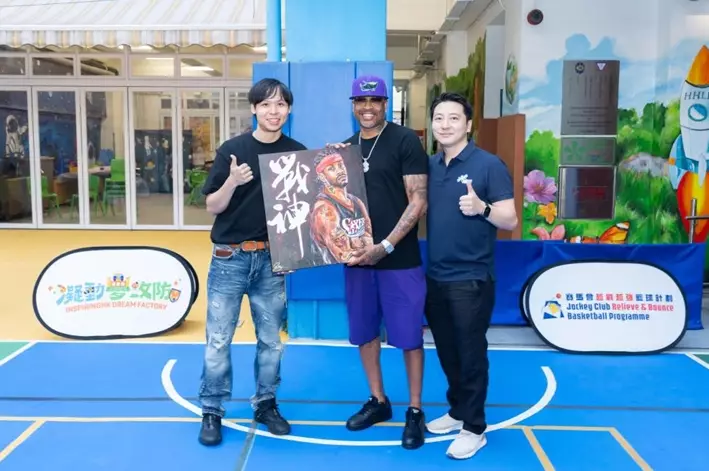 Allen Iverson receives a souvenir from Mr. William Fong & local artist Mr. Roy Cheng.