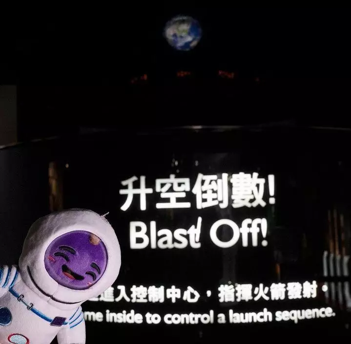 「提子」穿上專為他設計的太空衣,去到太空館,為神舟二十號升空助威。香港警察FB圖片