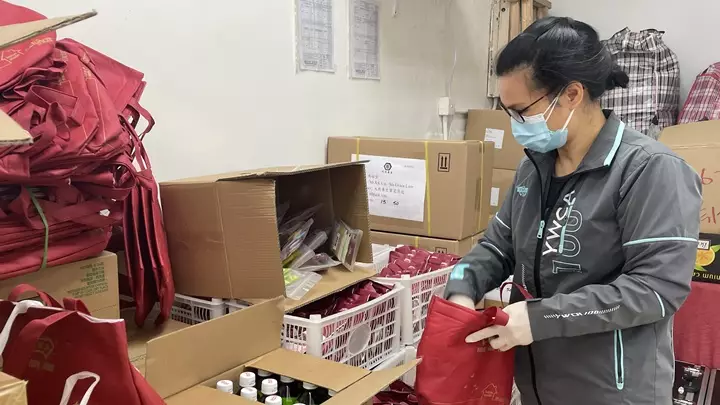 鴻福堂捐贈抗疫包及清肺解毒飲
