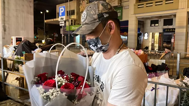 謝先生大清早到旺角花墟,豪花千元買紅玫瑰送贈太太。