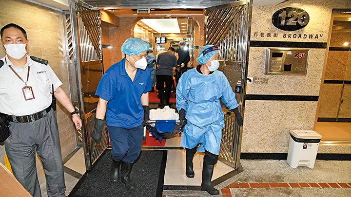 美孚新邨一對同樣患長期病的年長父女, 日前被發現伏屍家中的不同位置。