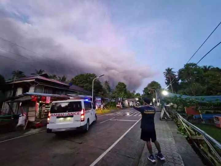 當局提醒公眾不要進入布盧桑火山4公里半徑範圍內的危險區,以免遭遇火山碎屑流、落石等。X圖片