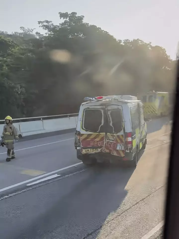港深西部公路巴士和警車交通意外。小紅書視頻截圖
