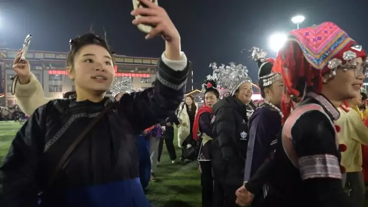 貴州榕江「村超」第四季開鑼，足球賽事結合文化活動，持續帶旺冬季旅遊。影片截圖