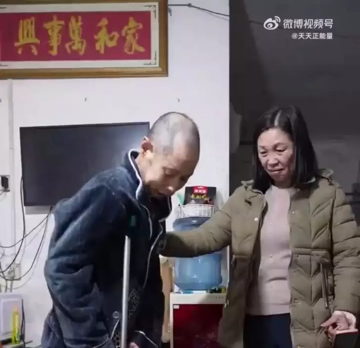 羅貴慶給租客送飯 影片截圖