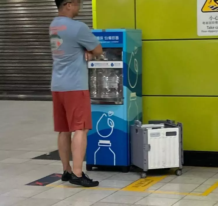 有網民目睹有男子竟帶同購物車及大膠樽,在某港鐵站的飲水機裝免費飲用水。網上圖片