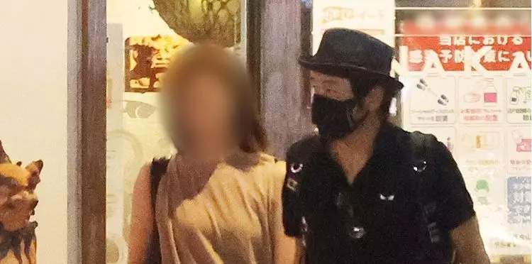 兩人一點都不閃縮,高調發展婚外情。