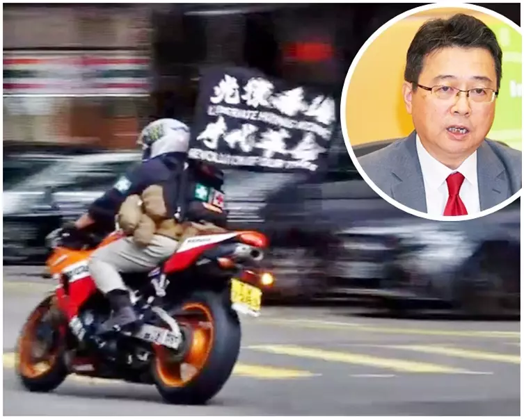 唐英傑駕駛插有「光時」旗幟的電單車。資料圖片,有線電視畫面 (小圖為劉智鵬。資料圖片)
