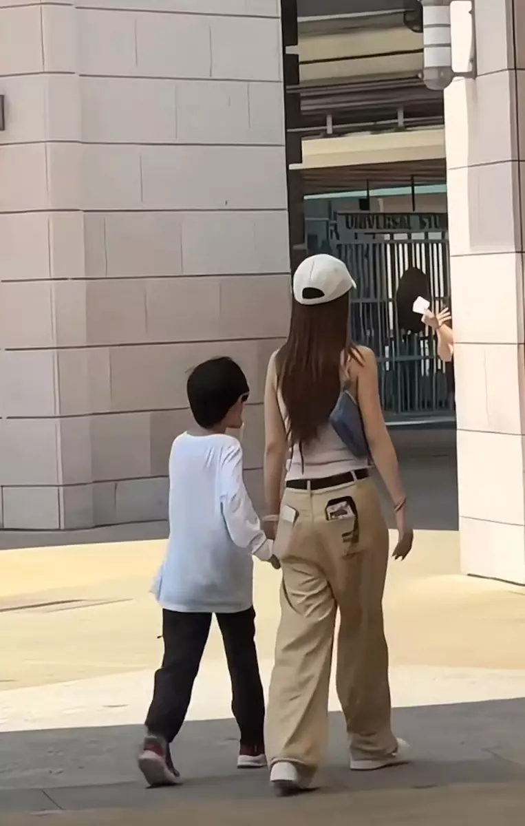 母子同框畫面溫馨