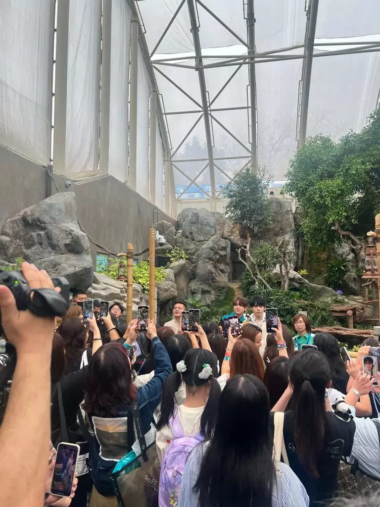 兩位更會與幸運的粉絲一同參加「星級契爸獨家團」探望盈盈、樂樂及龍鳳胎。(本網記者攝)
