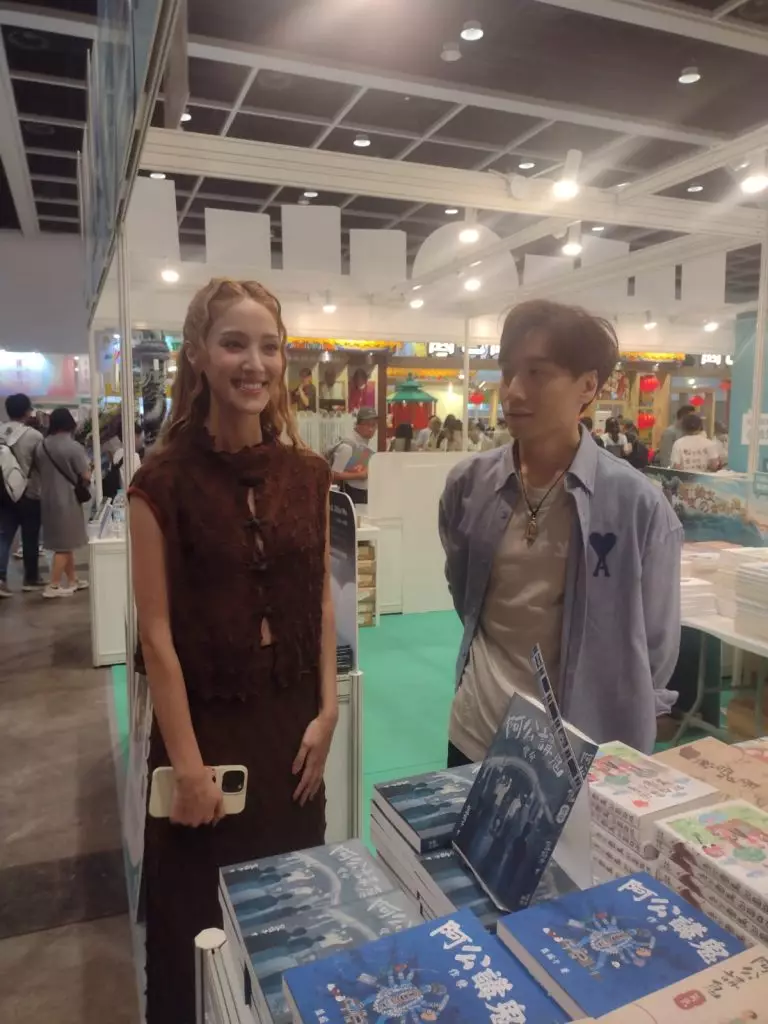 出席書展活動的藝人陳凱琳亦順道為小朋友選購玩具和書籍。巴士的報記者攝
