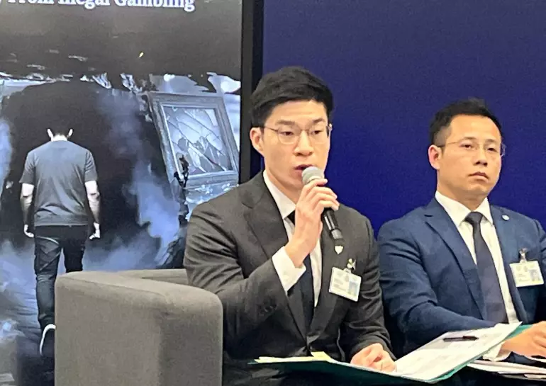 有組織罪案及三合會調查科高級督察劉啓彥指出，部分外圍賭博集團由黑幫操控，賭客在港向任何未獲發牌網站投注均屬違法。巴士的報記者攝