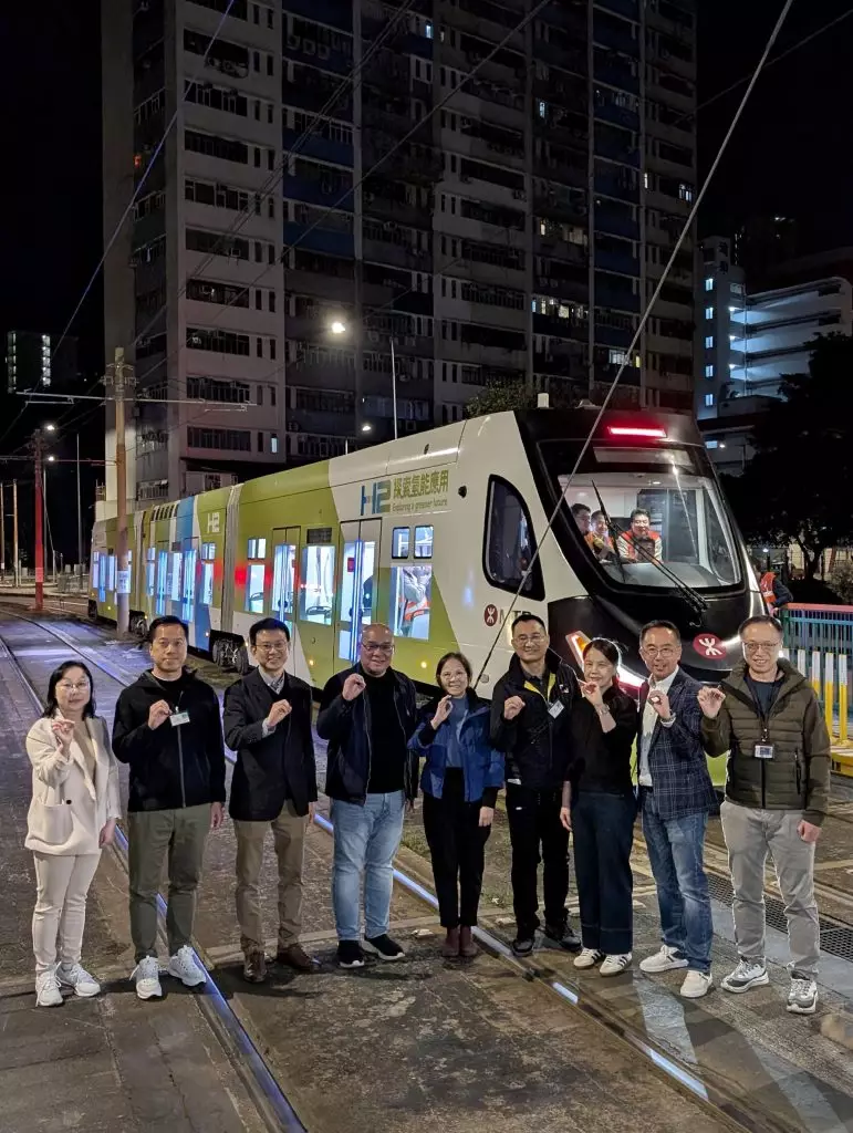 氫能源跨部門工作小組主席環境及生態局副局長黃淑嫻(中)、環境及生態局氣候變化專員黃傳輝(右四)和其他工作小組成員今晨(十二月一日)參觀香港鐵路有限公司正在進行的氫能源有軌電車研究試驗項目。政府新聞處