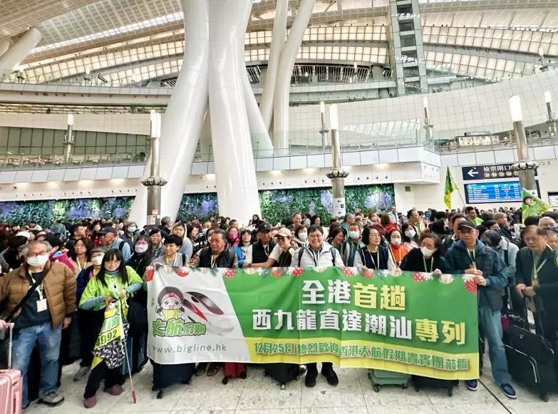 高鐵去年引入以旅遊專列形式提供點對點特別班次安排，便利不同團體、機構及業界靈活安排團體出行，促進兩地交流，深受各界歡迎。