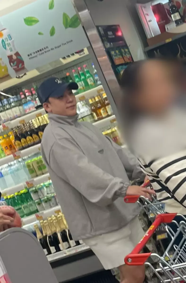 勝利再被目擊現身香港街坊裝漲爆行超市被捕獲