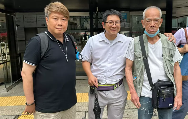居民梁亞端的兒子Jacky(左一),居民甄國業(右一),巴士的報記者攝