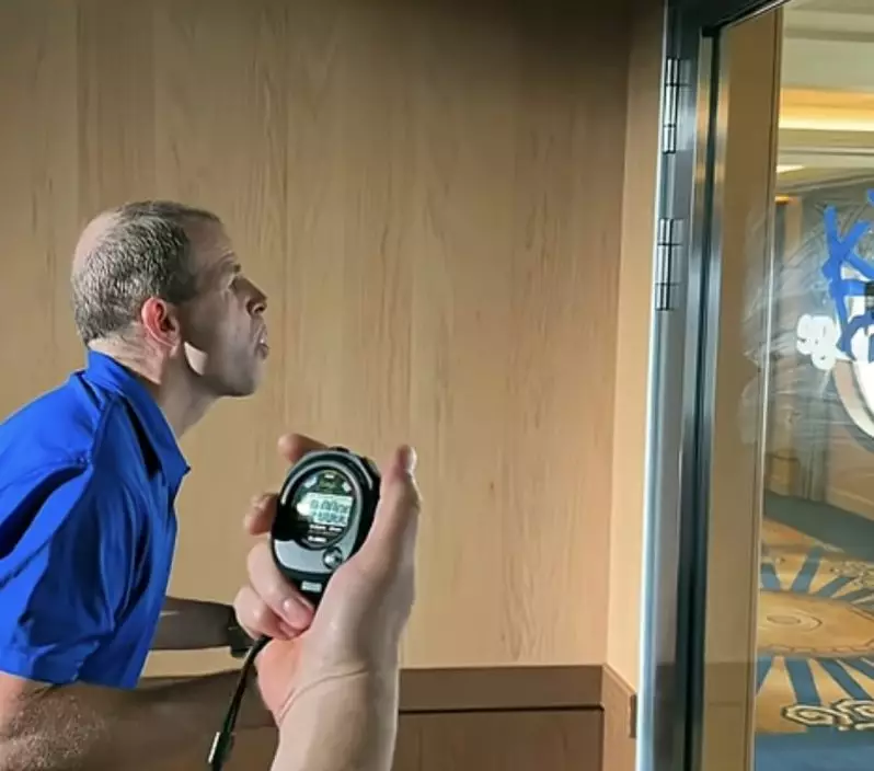 美漢口吐乒乓球彈牆再用嘴接回，30秒完成51次刷新世界紀錄。影片截圖