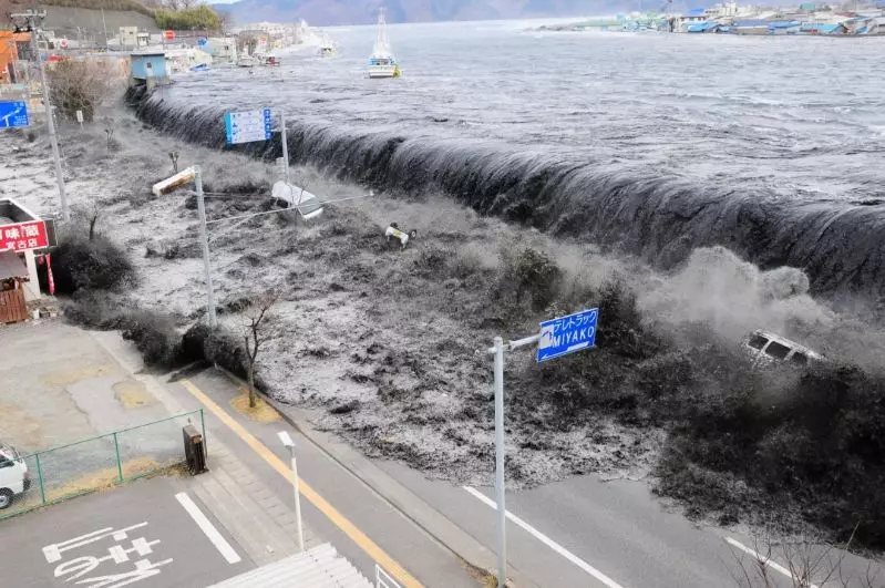 2011年3月11日,日本發生大地震,引發海嘯。AP資料圖片