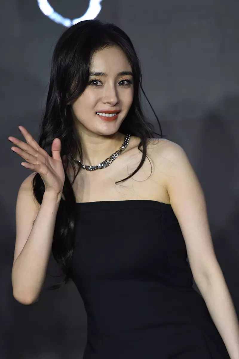 楊冪黑絲look大秀美腿戴灰色con眼神撩人