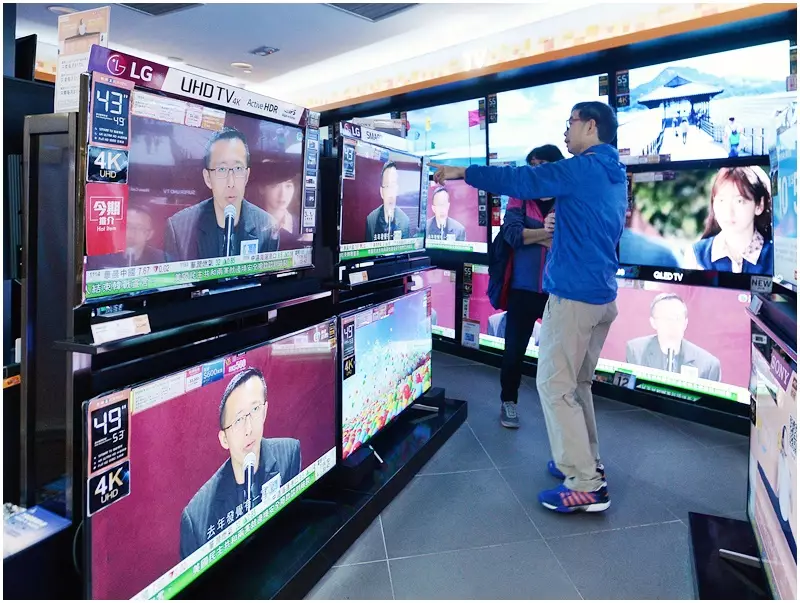 商經局指,市面有多種數碼電視接收器材供消費者選購,基本型號介乎數百至千多元。資料圖片