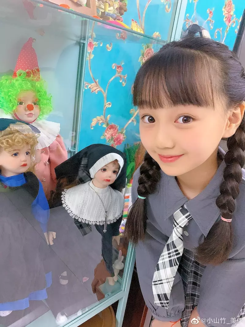樣子比同齡的小孩成熟,而且好靚女,有明星潛質。