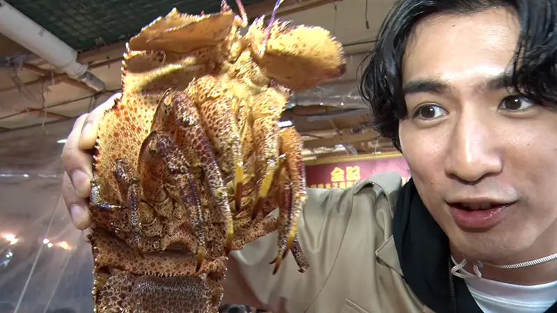 到訪香港不同景點,包括去食海鮮。