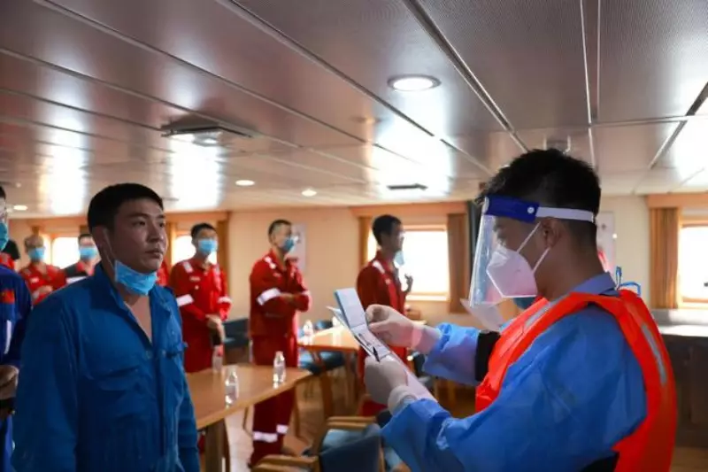 三亞邊檢站民警正在對船上人員進行人證對照。