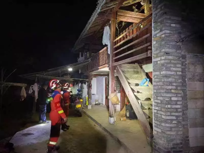 救援人員了解房屋受毀情況。
