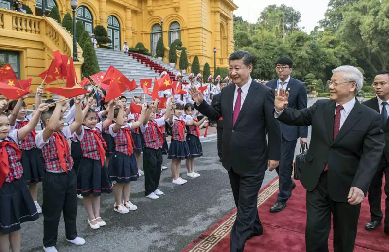 2017年11月12日至13日，國家主席習近平對越南進行國事訪問。圖為越共總書記阮富仲為習近平舉行歡迎儀式。新華社資料圖片