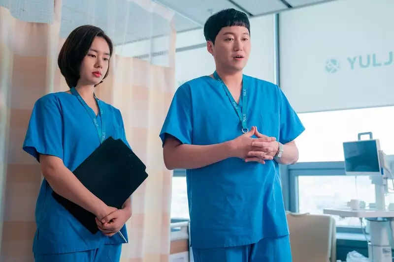 金大明飾楊碩亨和安恩眞飾演的秋敏荷都是「律帝醫院」的婦產科醫生（tvN Drama圖片）