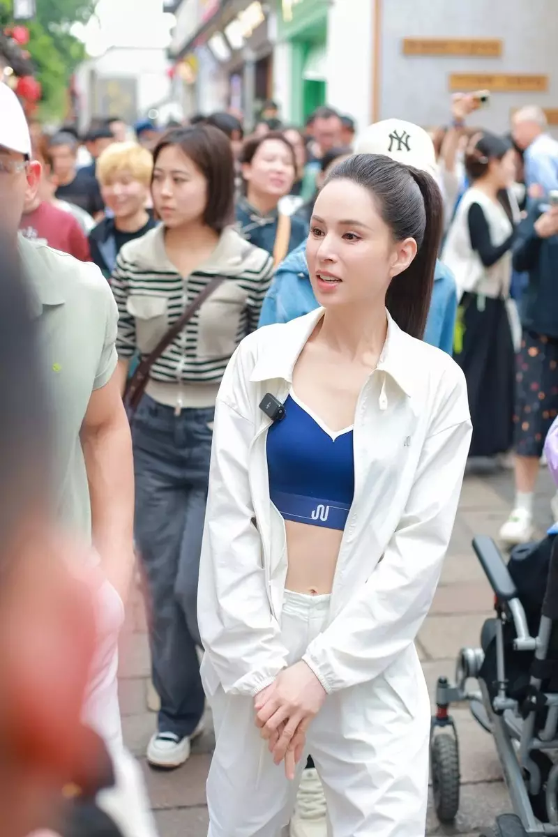 打扮相當青春。