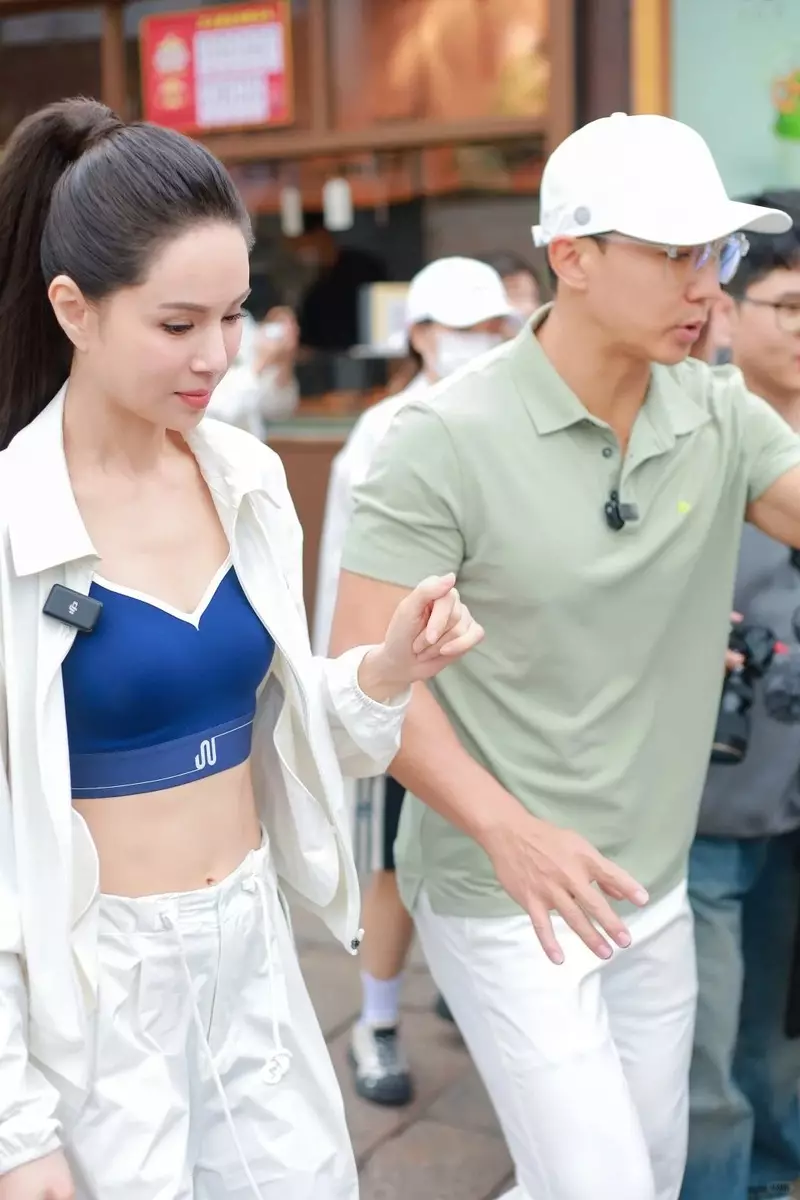 Bra Top上陣大晒小蠻腰。