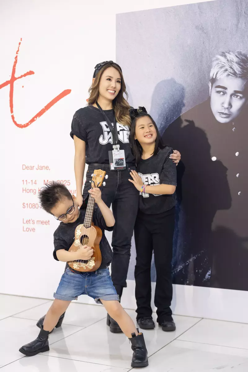 主音Tim愛妻楊洛婷攜子女Tanya和Tristan三度捧場。