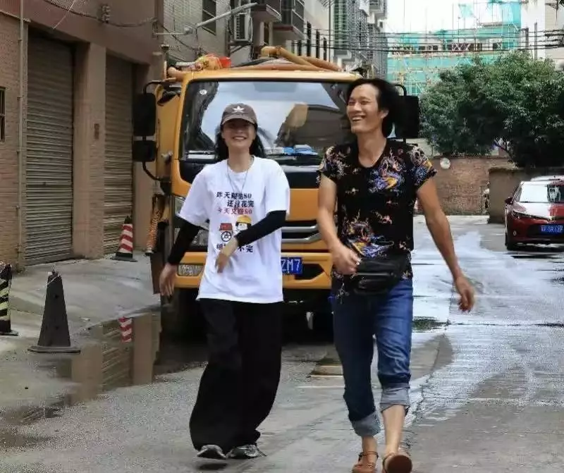 廣東女隨父清化糞池感自豪。影片截圖