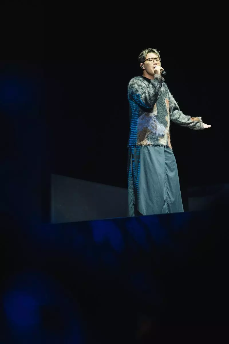 演唱會透過混合影像與戲劇的舞台設計,以8個單元貫穿敘事。
