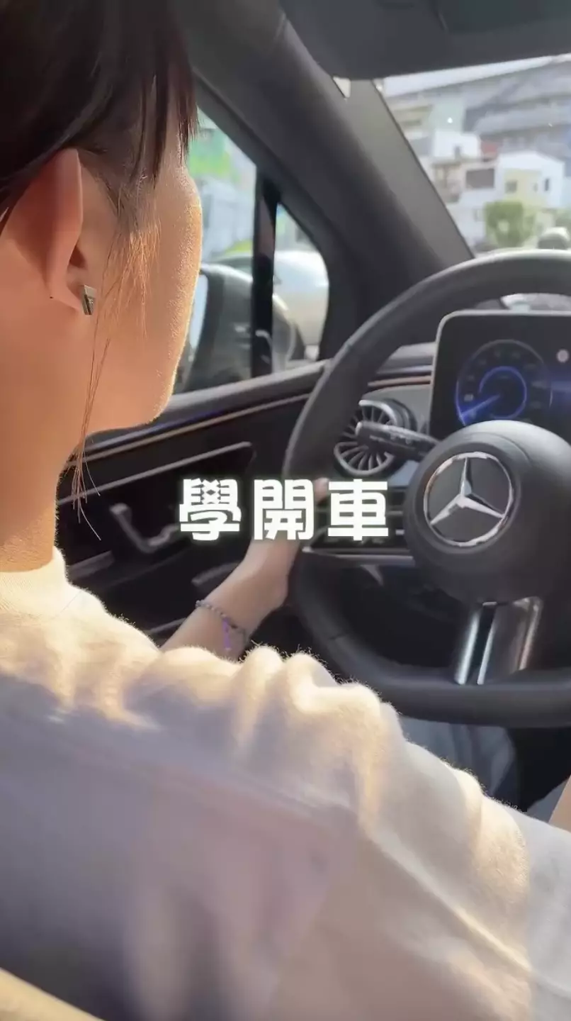 來台兩年間,她不僅學會騎電單車、操作無人機,更在高雄各大市集和音樂祭中找到生活樂趣。Threads截圖