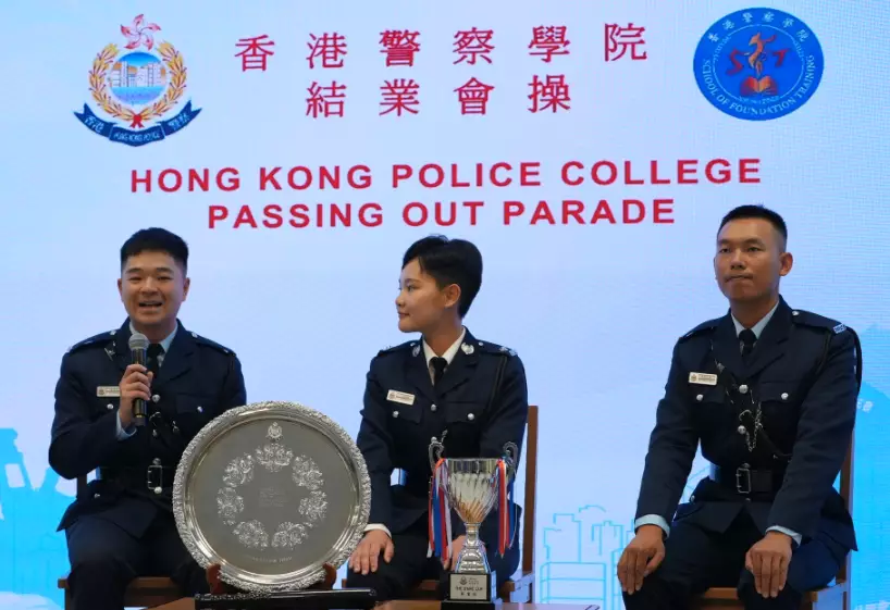 見習督察范婕妍（中）、學警葉浩文（左）及學警歐陽奕鳴（右）今日正式結業，三人分別在警校訓練中表現優異並獲得多項殊榮。巴士的報記者攝