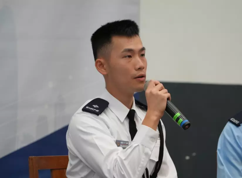 航天工程碩士莫竣稀棄金融從警，25歲憑訓練表現奪施禮榮盾。巴士的報記者攝