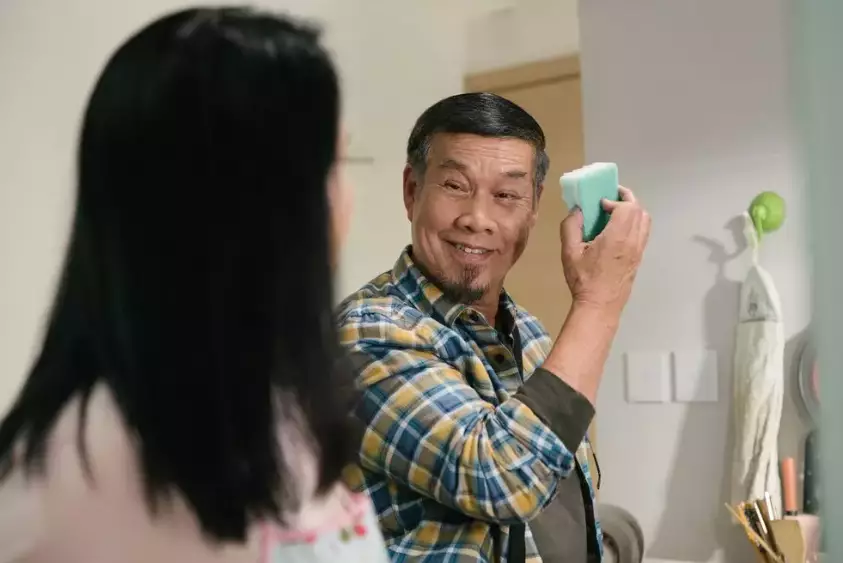 爺爺替孫女取名「呂合金」因諧音像金屬，引來媽媽拒絕與網民連番吐槽。示意圖，《香港愛情故事》劇照