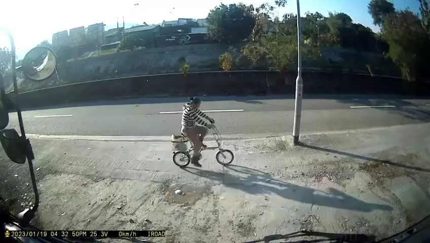 黃婦在行人路上踩單車。網上截圖