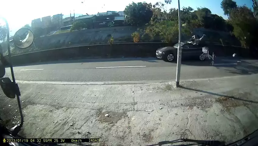 私家車駛至將她撞飛至車頂。網上截圖