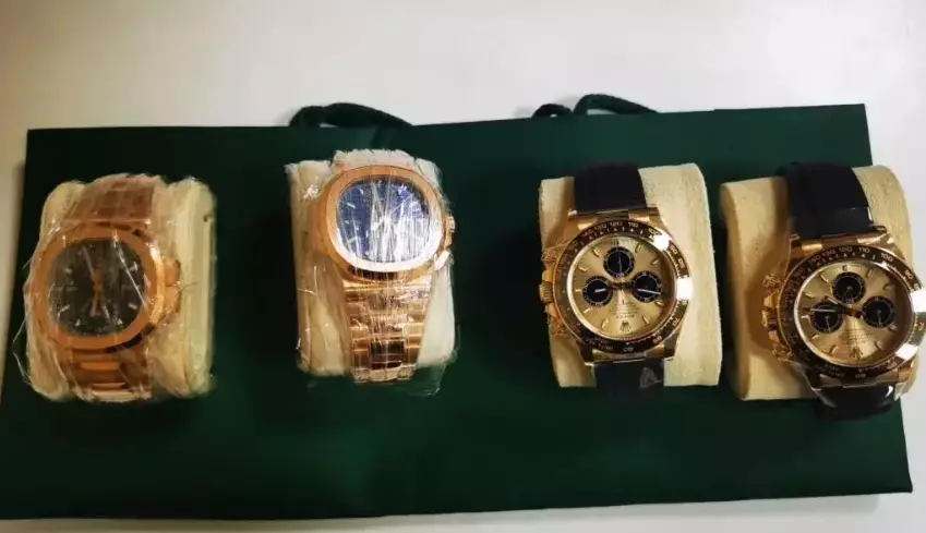 警方追回已被寄出的四隻高檔名錶。上海市公安局黃浦分局供圖